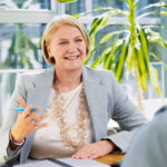 Ulrike Baumgartner sitzend und erklärend