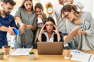 Group of business workers screaming to stressed partner at the office. Souveränität in der Führung